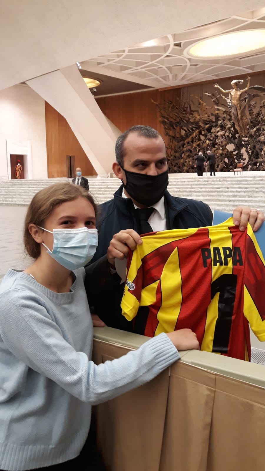 LA MAGLIA GIALLOROSSA IN REGALO A PAPA FRANCESCO